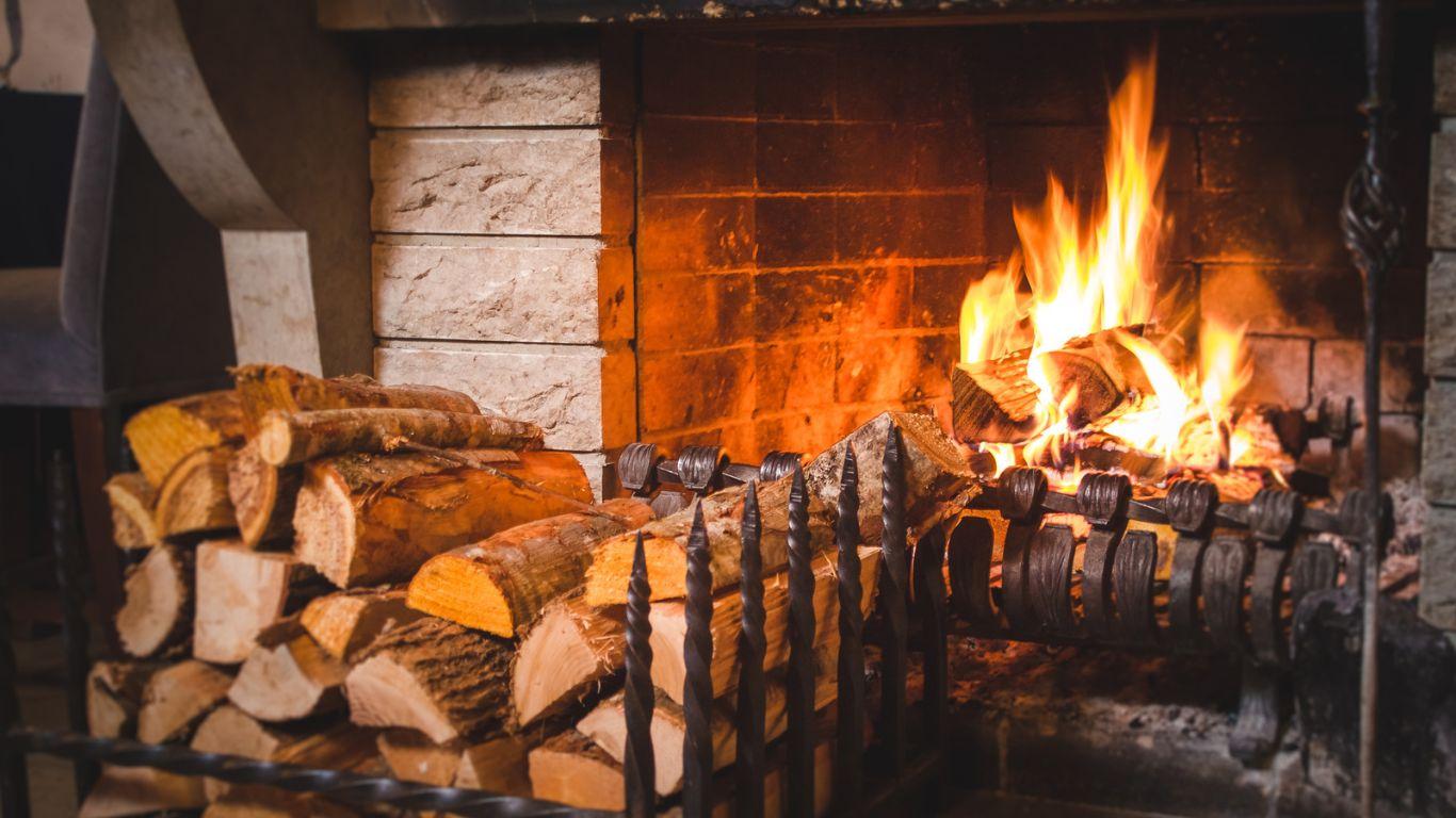 Le geste dangereux que l'on fait tous en allumant la cheminée